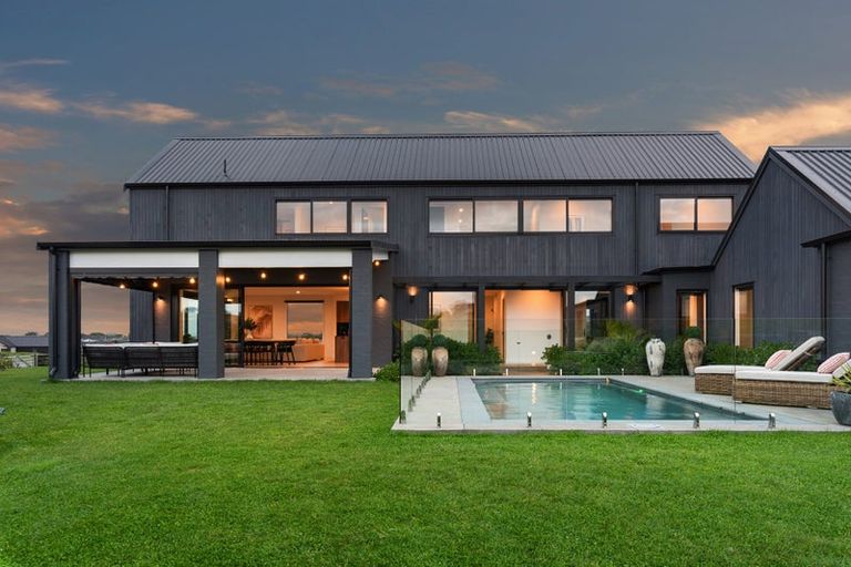 Photo of property in 9 Ridgelea Road, Long Bay, 0792