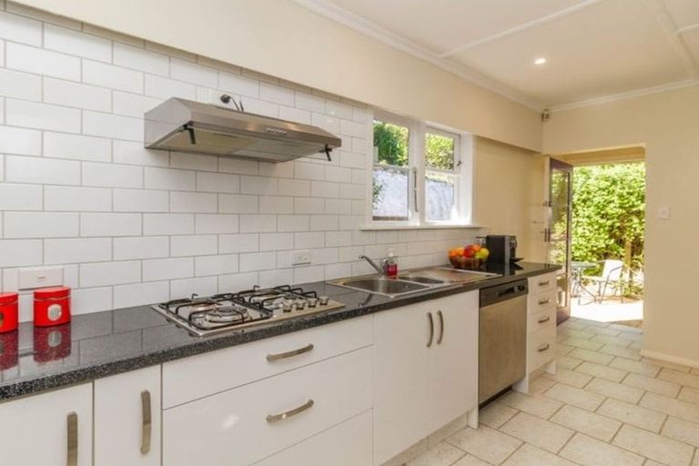 Photo of property in 2 Curtis Street, Northland, Wellington, 6012