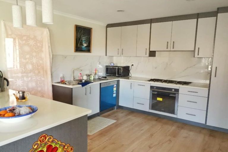 Photo of property in 20 San Prospero Crescent, Henderson, Auckland, 0612
