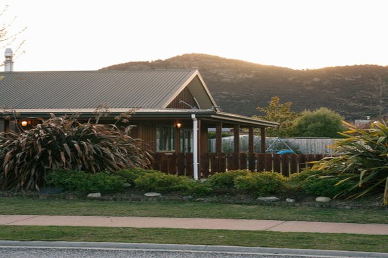 Photo of property in 24 Frye Crescent, Albert Town, Wanaka, 9305