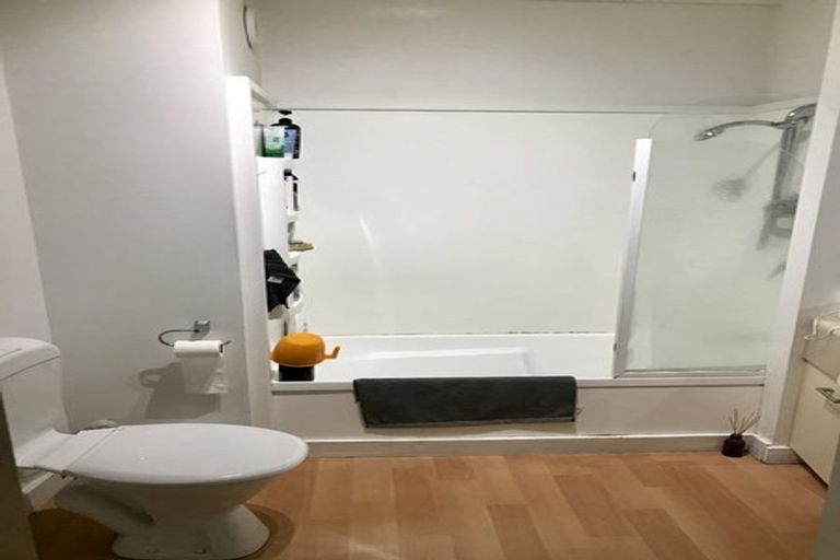 Photo of property in 17 Kent Terrace - Kent Apartments, 6d/16 Kent Terrace, Mount Victoria, Wellington, 6011