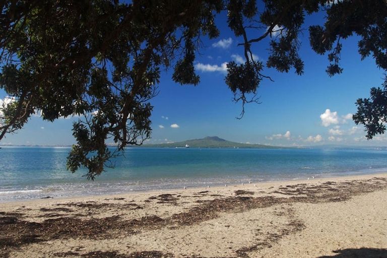 Photo of property in 24a Korotaha Terrace, Rothesay Bay, Auckland, 0630