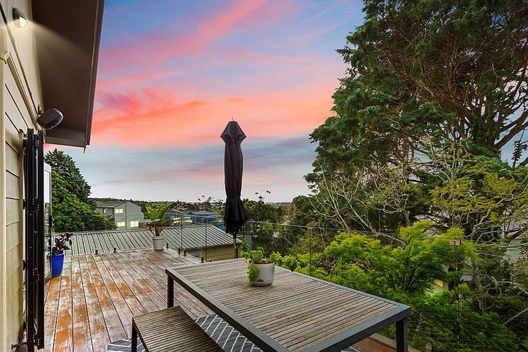 Photo of property in 30 Pokapu Street, Titirangi, Auckland, 0600