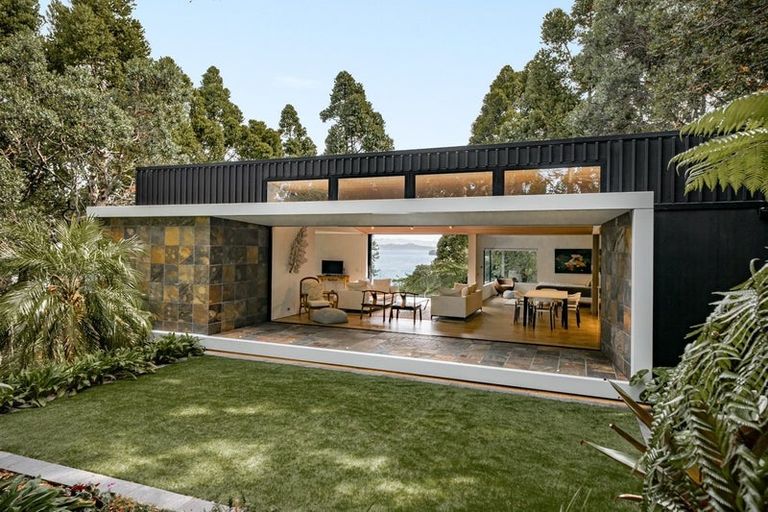 Photo of property in 34 Arapito Road, Titirangi, Auckland, 0604