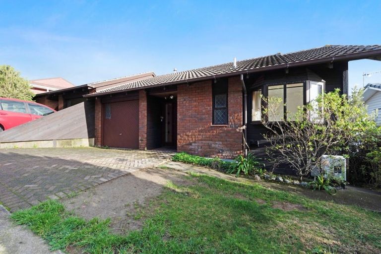 Photo of property in 16a Parklands Drive, Karori, Wellington, 6012