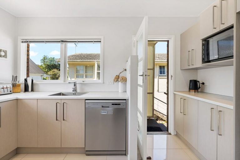 Photo of property in 2/12 Ellice Road, Totara Vale, Auckland, 0629