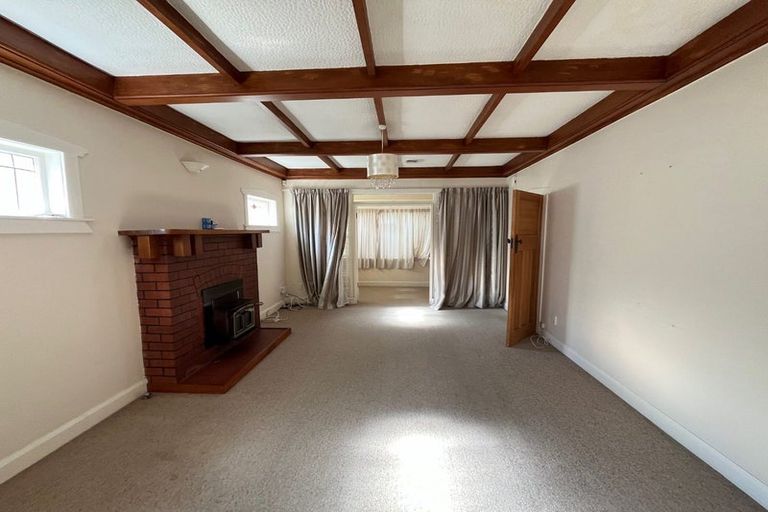 Photo of property in 21 Puru Crescent, Lyall Bay, Wellington, 6022