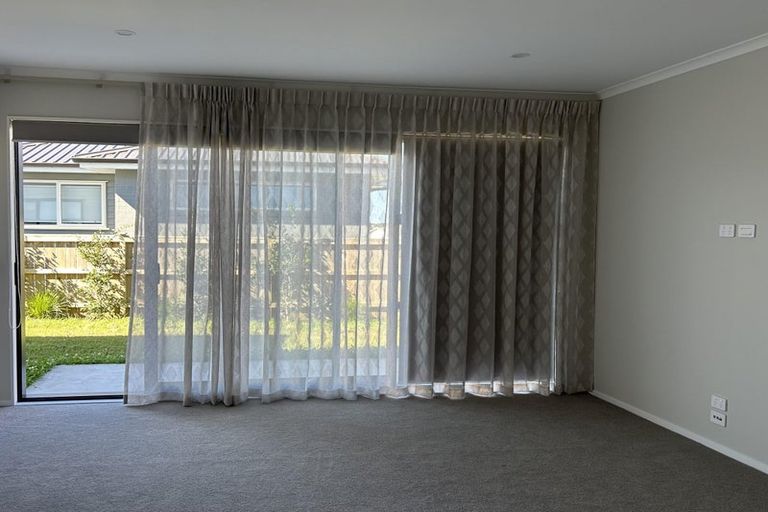 Photo of property in 18 Symes Drive, Red Beach, 0932