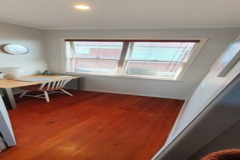 Photo of property in 2/34 Valley View Road, Glenfield, Auckland, 0629