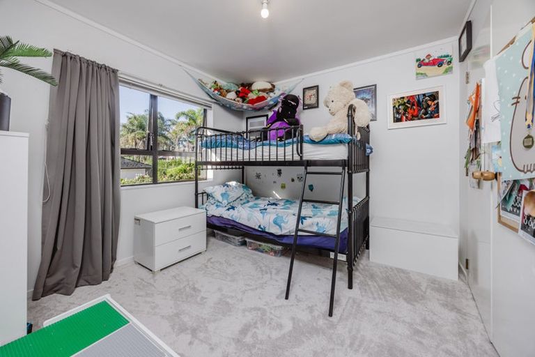 Photo of property in 2/8 Lochend Place, Highland Park, Auckland, 2010