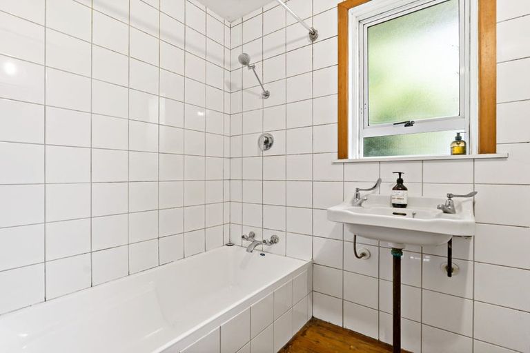 Photo of property in 23 Taipari Road, Te Atatu Peninsula, Auckland, 0610