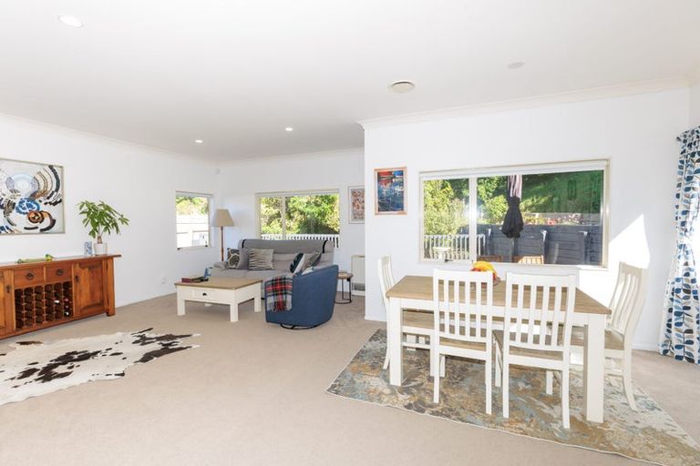 Photo of property in 6 Chippenham Grove, Churton Park, Wellington, 6037