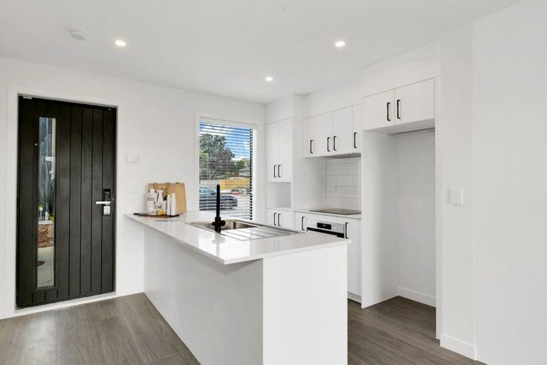 Photo of property in 20 Whanui Place, Mangere Bridge, Auckland, 2022