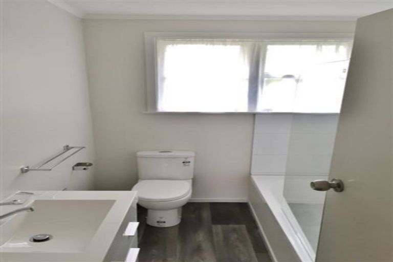 Photo of property in 72 Mckenzie Road, Mangere Bridge, Auckland, 2022