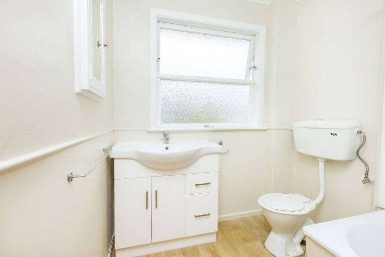 Photo of property in Shakespeare Flats, 8/48 Merton Street, Trentham, Upper Hutt, 5018