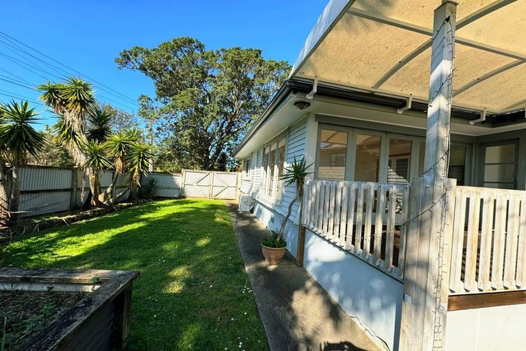 Photo of property in 17 Tauhinu Road, Greenhithe, Auckland, 0632