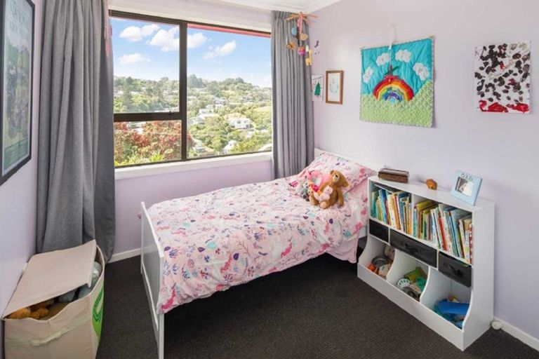 Photo of property in 102 Ruskin Road, Newlands, Wellington, 6037