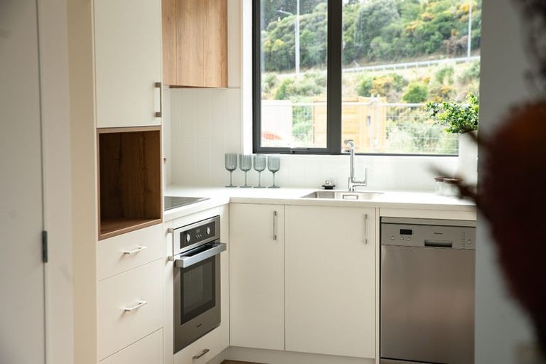 Photo of property in 92 Ara Paiwhenua, Tawa, Wellington, 5028