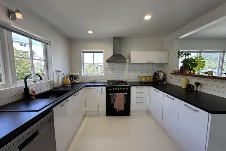 Photo of property in 24a Parklands Drive, Karori, Wellington, 6012