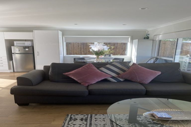 Photo of property in 24 Rewarewa Road, Te Atatu Peninsula, Auckland, 0610