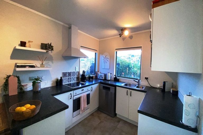 Photo of property in 2/14 Knott Road, Stanmore Bay, Whangaparaoa, 0932