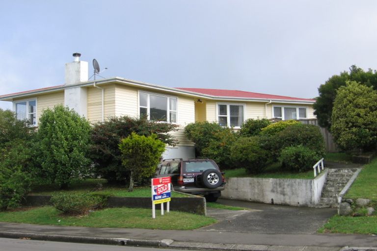 Photo of property in 18 Quigley Street, Newlands, Wellington, 6037