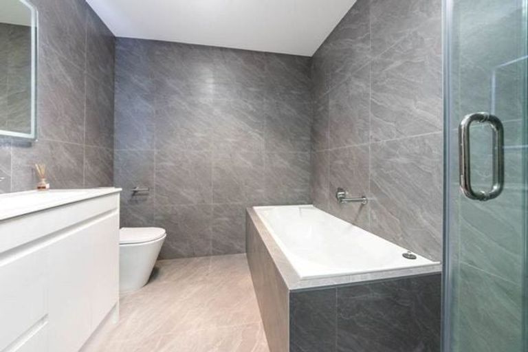 Photo of property in 2b Kororo Street, Northcote, Auckland, 0627