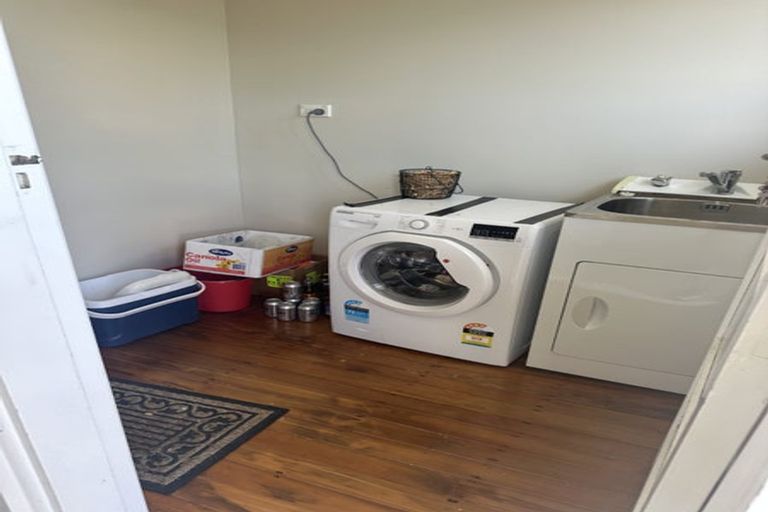 Photo of property in 5 Edgerton Road, Te Atatu Peninsula, Auckland, 0610