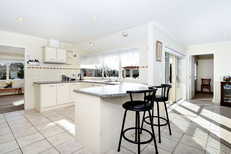 Photo of property in 10 Freestone Place, Henderson, Auckland, 0612