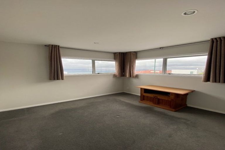 Photo of property in 61 Tamworth Crescent, Newlands, Wellington, 6037