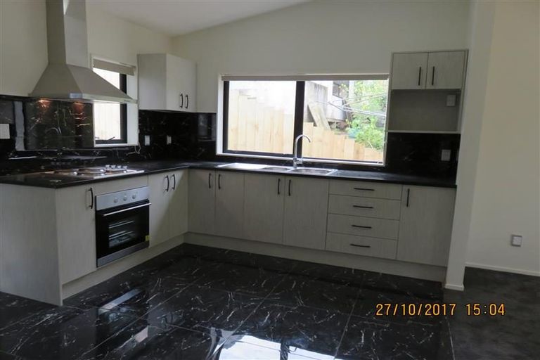 Photo of property in 5 Fernhaven Place, Massey, Auckland, 0614