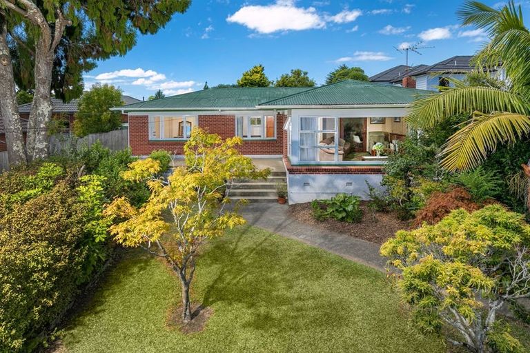 Photo of property in 11 Kingdale Road, Henderson, Auckland, 0610