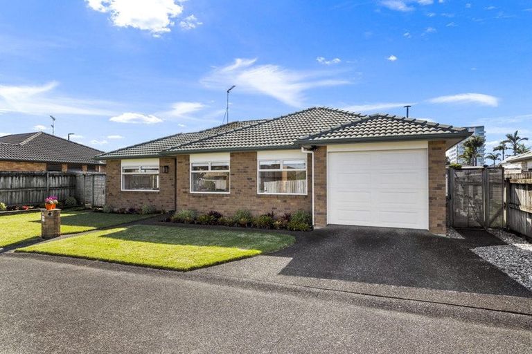 Photo of property in 20 Francis Skinner Place, Orewa, 0931