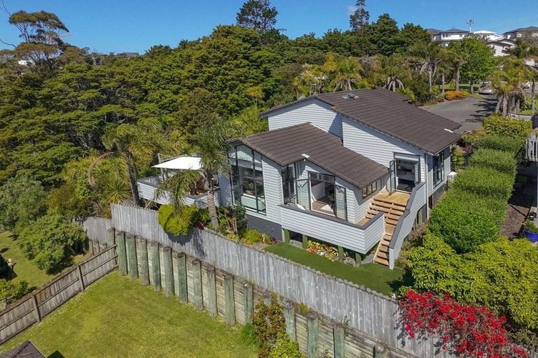 Photo of property in 15 Seagate Place, Red Beach, 0932