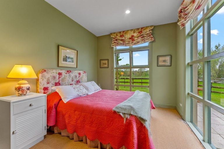 Photo of property in 744 Waitakere Road, Kumeu, 0891
