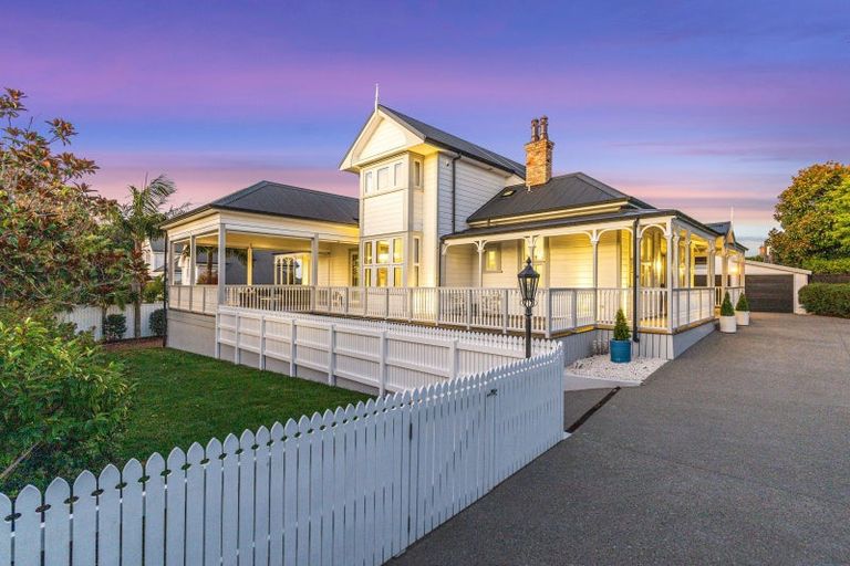 Photo of property in 48 Stanley Point Road, Stanley Point, Auckland, 0624