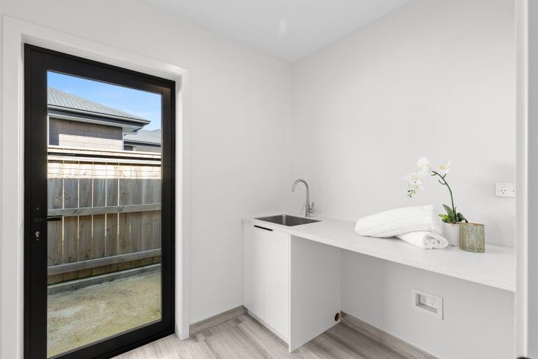 Photo of property in 42 Sardinia Grove, Fitzherbert, Palmerston North, 4410