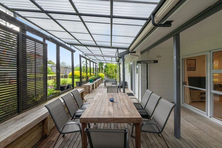 Photo of property in 8 Unsworth Drive, Unsworth Heights, Auckland, 0632