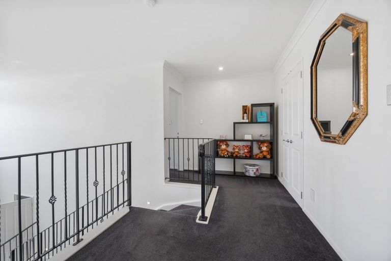 Photo of property in 8b Lupetti Rise, West Harbour, Auckland, 0618