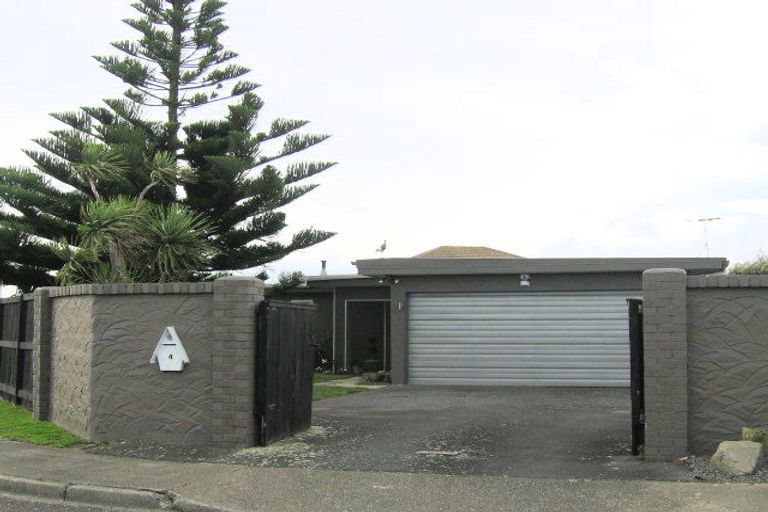 Photo of property in 4 Nuhaka Place, Paraparaumu Beach, Paraparaumu, 5032