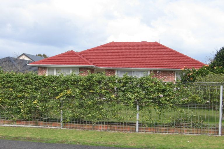 Photo of property in 24 Moor Avenue, Te Atatu Peninsula, Auckland, 0610