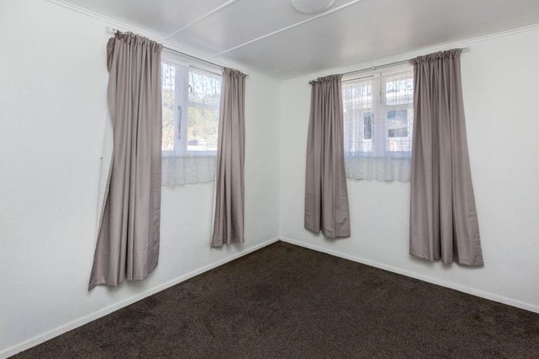 Photo of property in 35 Hanson Grove, Stokes Valley, Lower Hutt, 5019