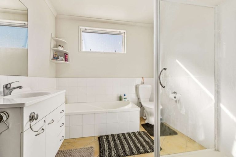 Photo of property in 8 Verdale Circle, Glen Eden, Auckland, 0602