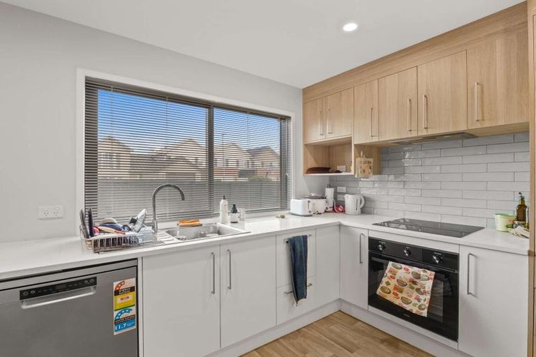 Photo of property in 2 Mikoikoi Crescent, Mangere Bridge, Auckland, 2022