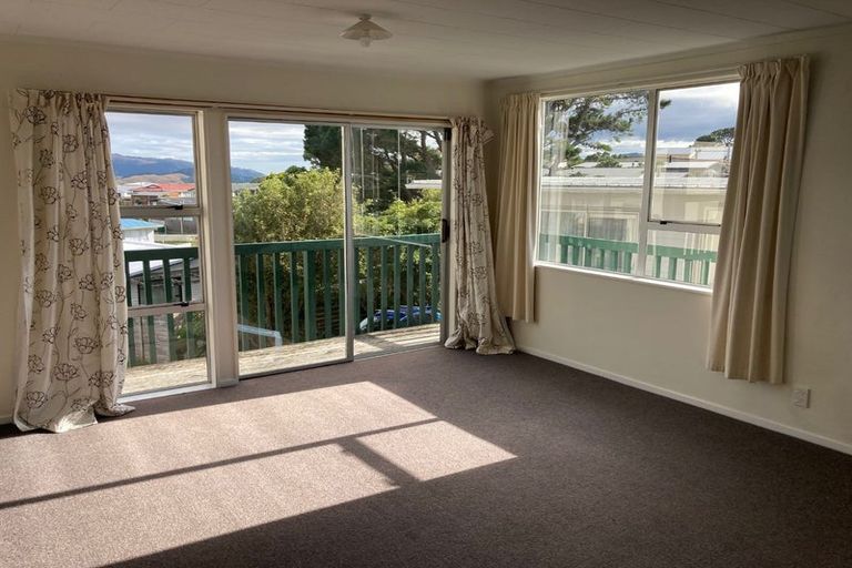 Photo of property in 35a Edgecombe Street, Newlands, Wellington, 6037