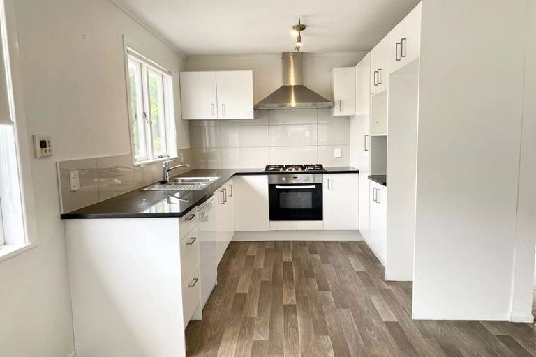 Photo of property in 5 Marlene Avenue, Te Atatu South, Auckland, 0610