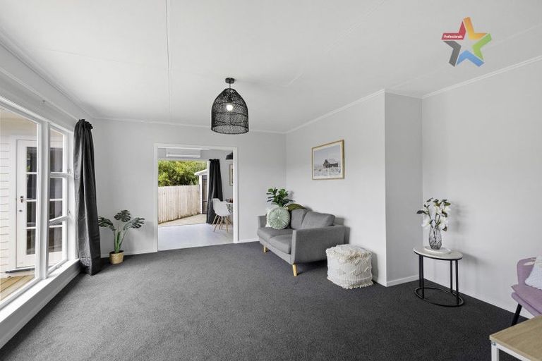 Photo of property in 385 Stokes Valley Road, Stokes Valley, Lower Hutt, 5019