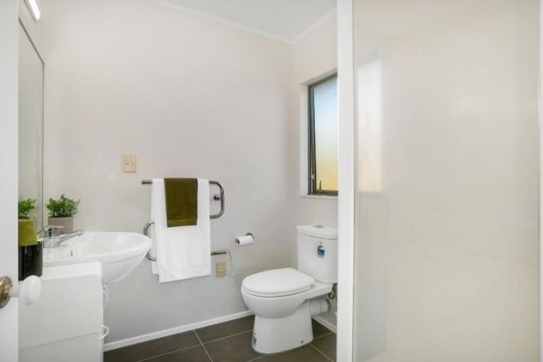 Photo of property in 4 De Havilland Drive, Goodwood Heights, Auckland, 2105