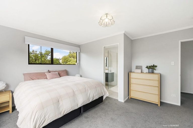 Photo of property in 17 Paddington Grove, Karori, Wellington, 6012