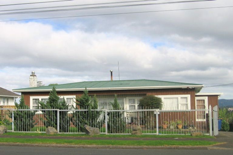 Photo of property in 180 Waimumu Road, Massey, Auckland, 0614